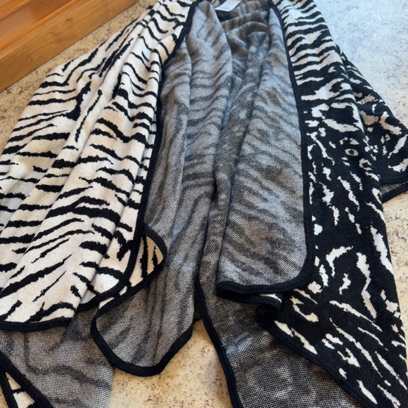 WHITE HOUSE BLACK MARKET BLACK AND WHITE ANIMAL PRINT MIX ONE SIZE FITS ALL WRAP - Picture 6 of 16